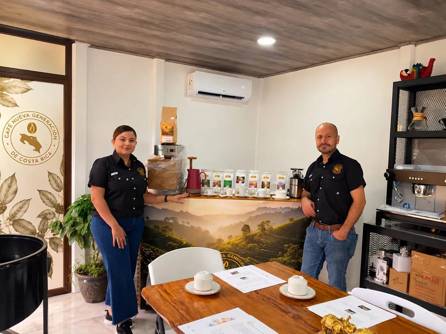 El equipo de Café Nueva Generación en la sala de catación, con las bolsas de café, las tazas y la máquina de espresso